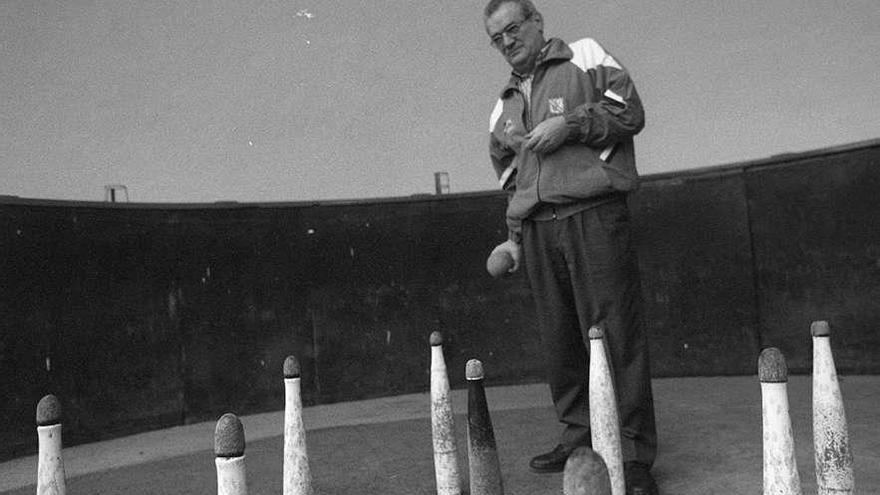 Alfredo Cueto, en una partida de bolos, hace unos años.