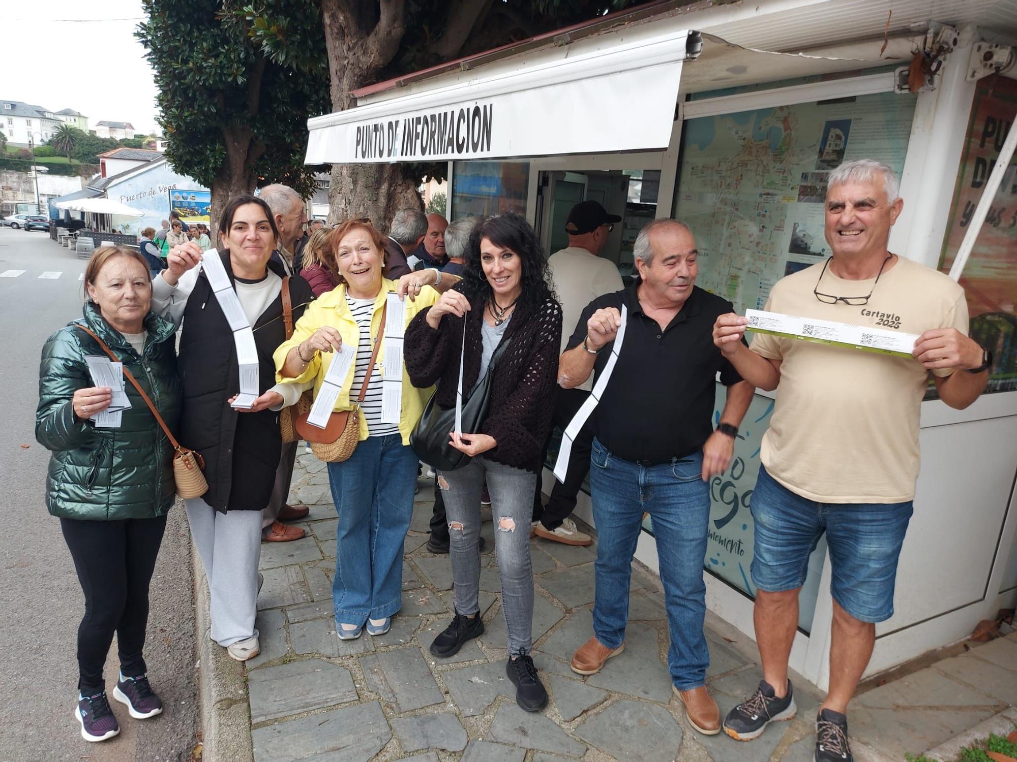 En imágenes: Colas en Puerto de Vega para conseguir una entrada para el partido de la Copa del Rey