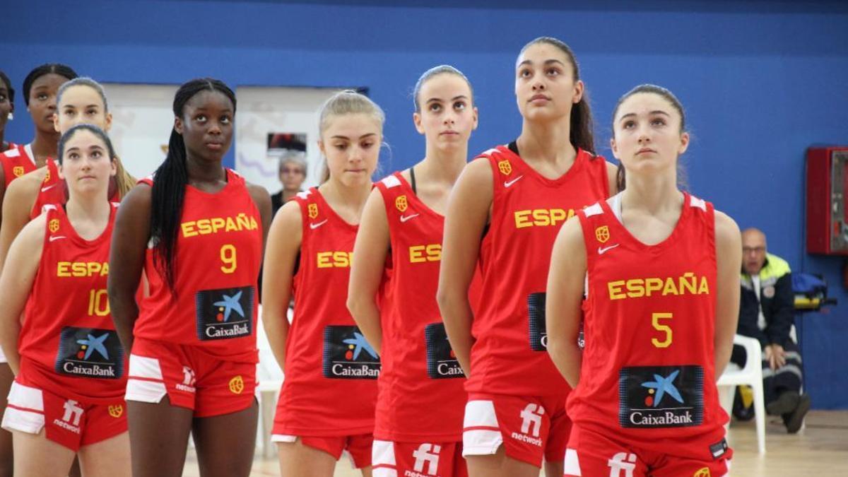 Claudia Lostal, segunda por la izquierda, en un partido con la selección.