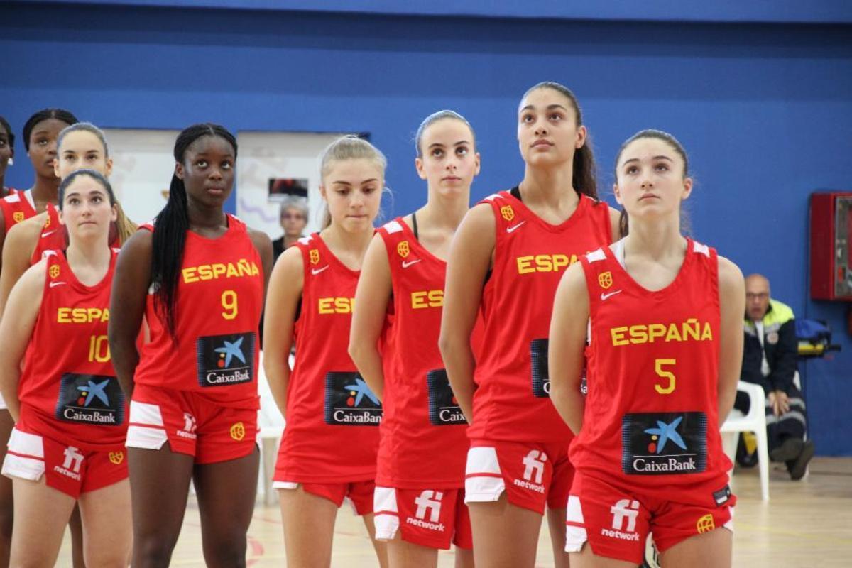 Claudia Lostal, segunda por la izquierda, en un partido con la selección.