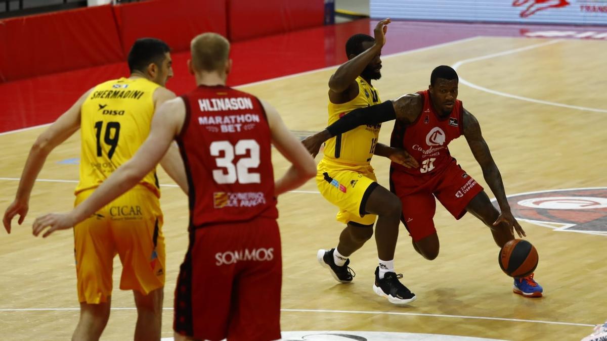 Ennis supera a Jenkins durante el partido de hoy