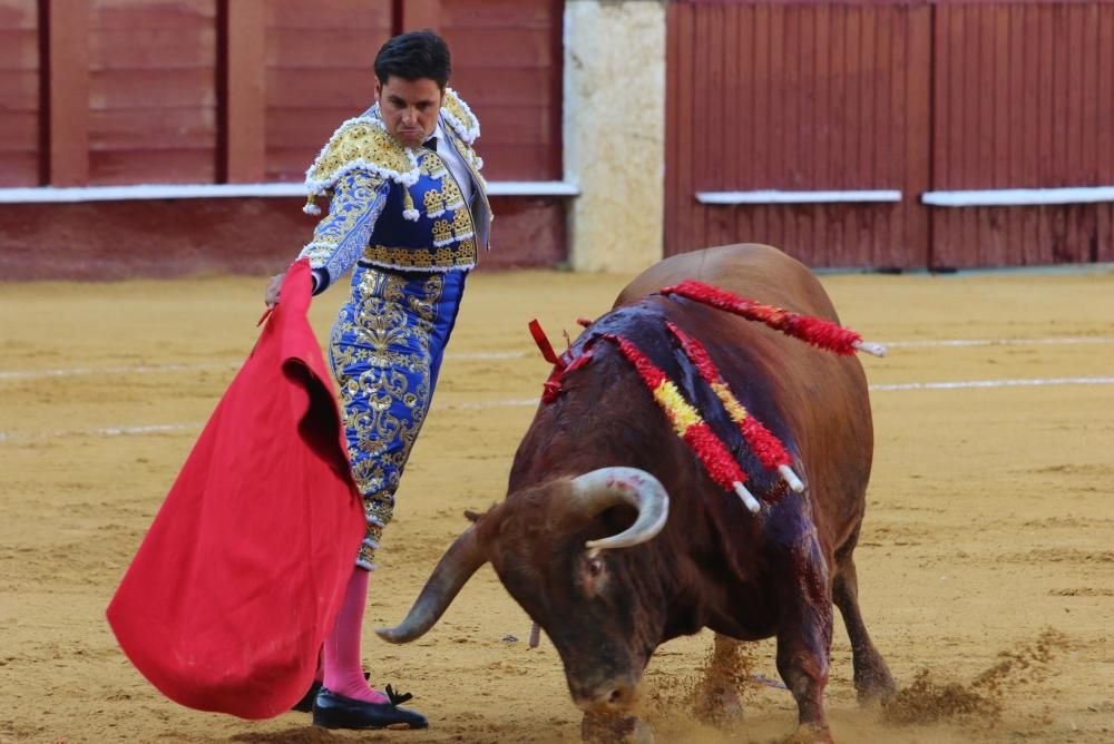 El mal juego de las reses de Domecq condicionó una corrida en la que sólo destacó Ginés Marín y en la que los hermanos Rivera Ordóñez tuvieron una actuación discreta