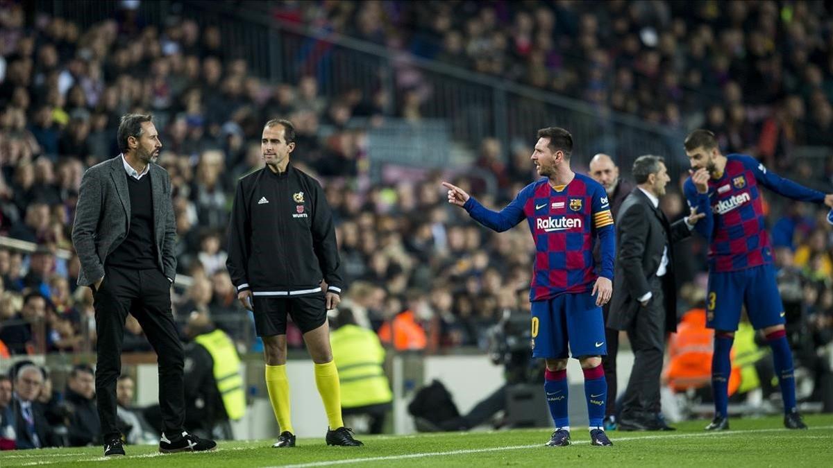 Messi y Vicente Moreno, el técnico del Mallorca, se enzarzan en una discusión en el Camp Nou.