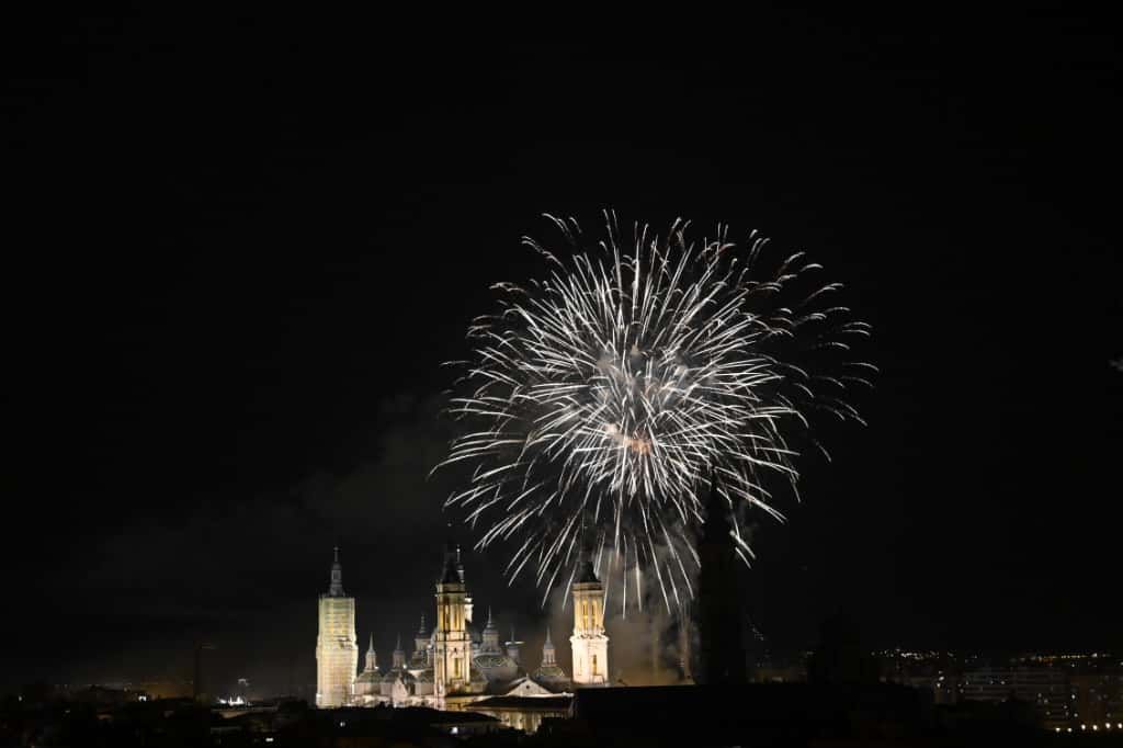 Los fuegos artificiales ponen un bonito broche final a las Fiestas del Pilar 2025