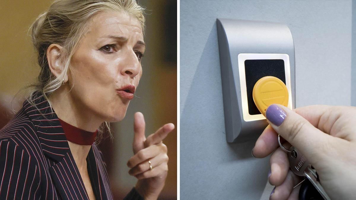 Yolanda Díaz, junto a una máquina de control de jornada laboral.
