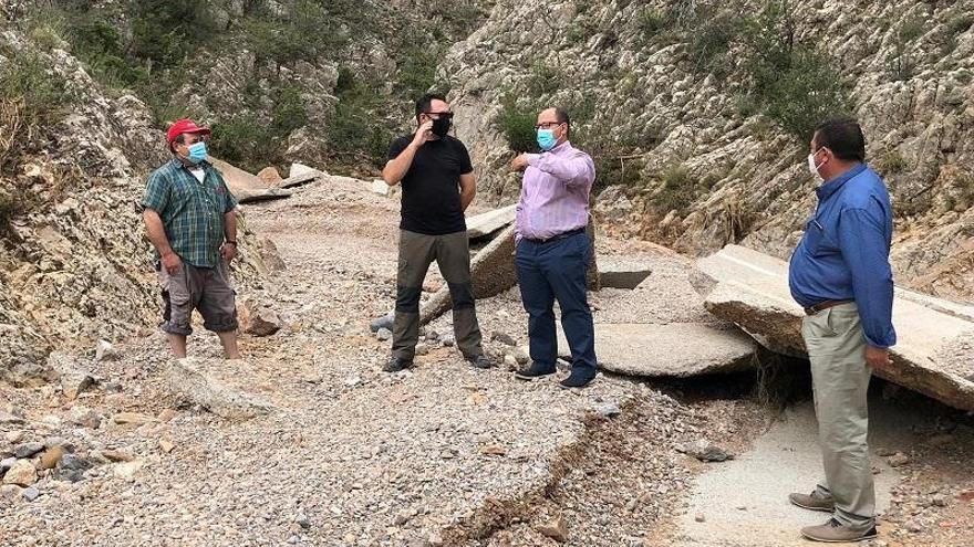 La DPT retirará el hormigón levantado por el agua el viernes pasado en el camino entre Corbatón y Alpeñés