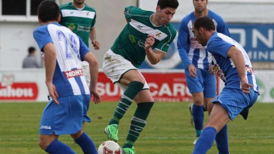 Un jugador del Coruxo pisa el balón durante un partido en O Vao. // Ricardo Grobas