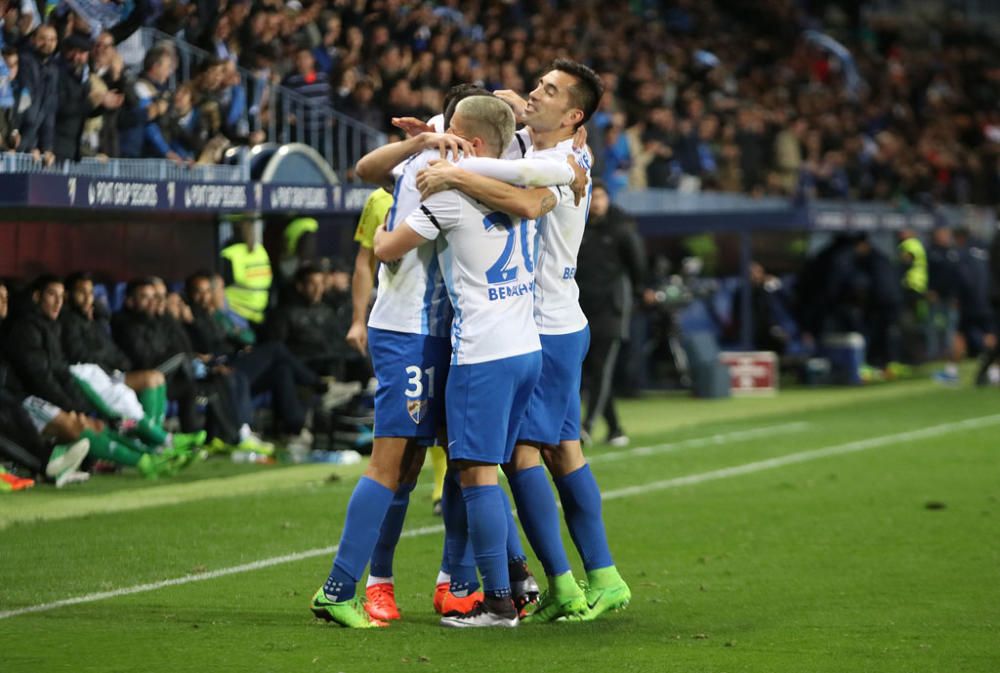 Las imágenes del derbi andaluz en La Rosaleda, que estuvo precedido de un minuto de silencio en memoria de Pablo Ráez. Sobre el césped, el conjunto bético remontó un choque en el que el Málaga CF no estuvo bien.