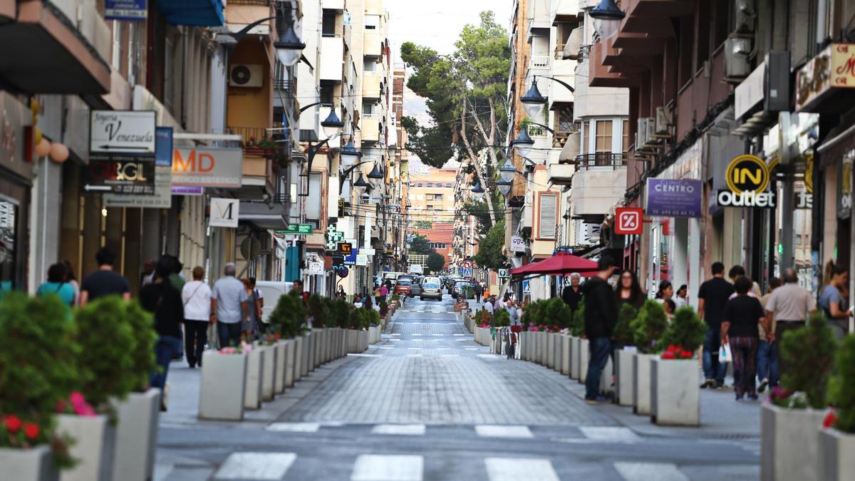 Calle Juan Carlos I, una de las principales  arterias comerciales de Elda.