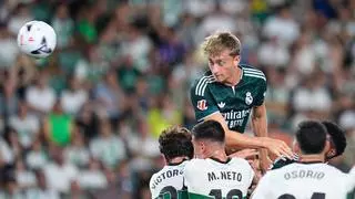 El Real Madrid holgazanea en Elche y rescata el triunfo en el descuento