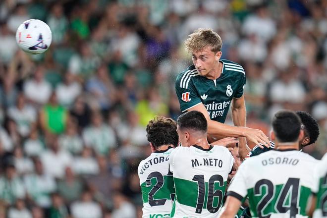 El Real Madrid holgazanea en Elche y rescata el triunfo en el descuento