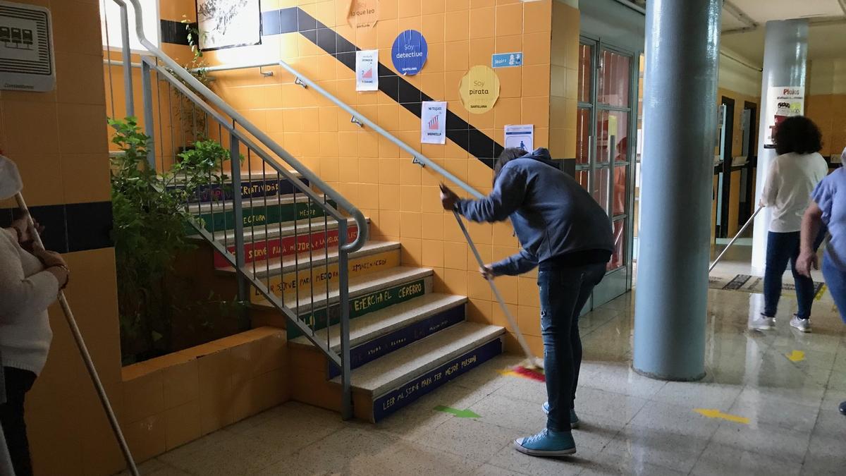 Recogida de agua filtrada en el Colegio Miguel de Cervantes de Mérida.