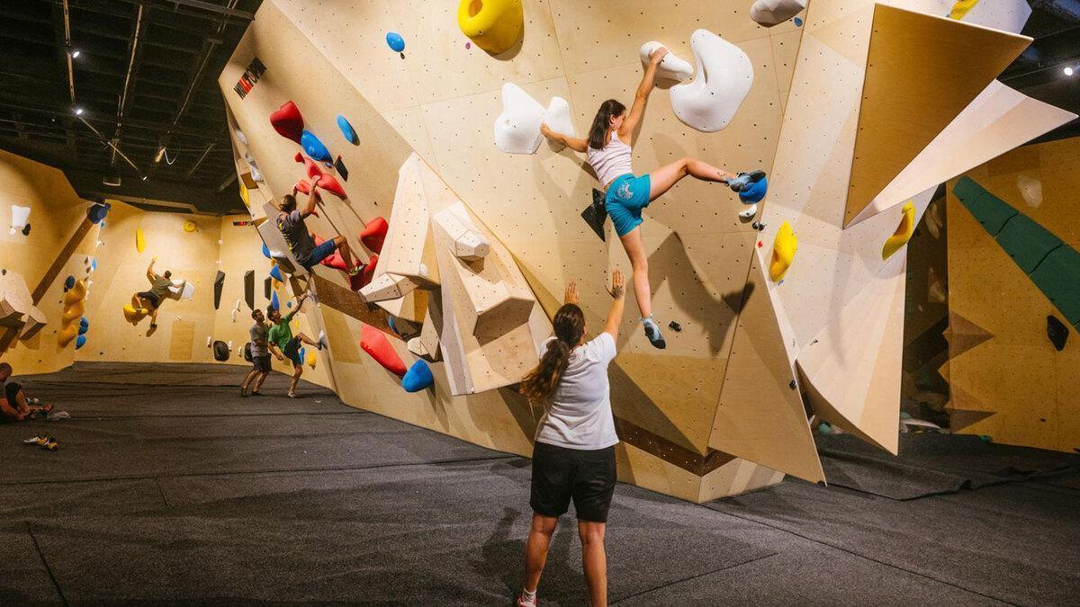 Un grupo de jóvenes practican escalada.