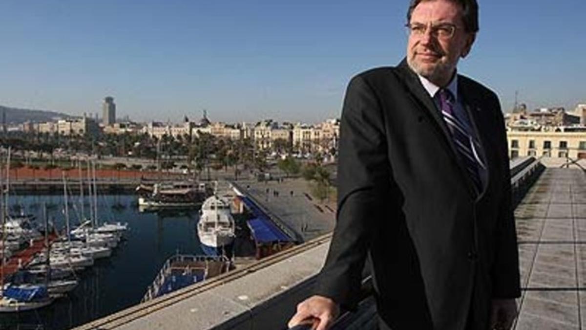 El 'conseller' Josep Cleries, en el terrado de la sede de la 'conselleria'.