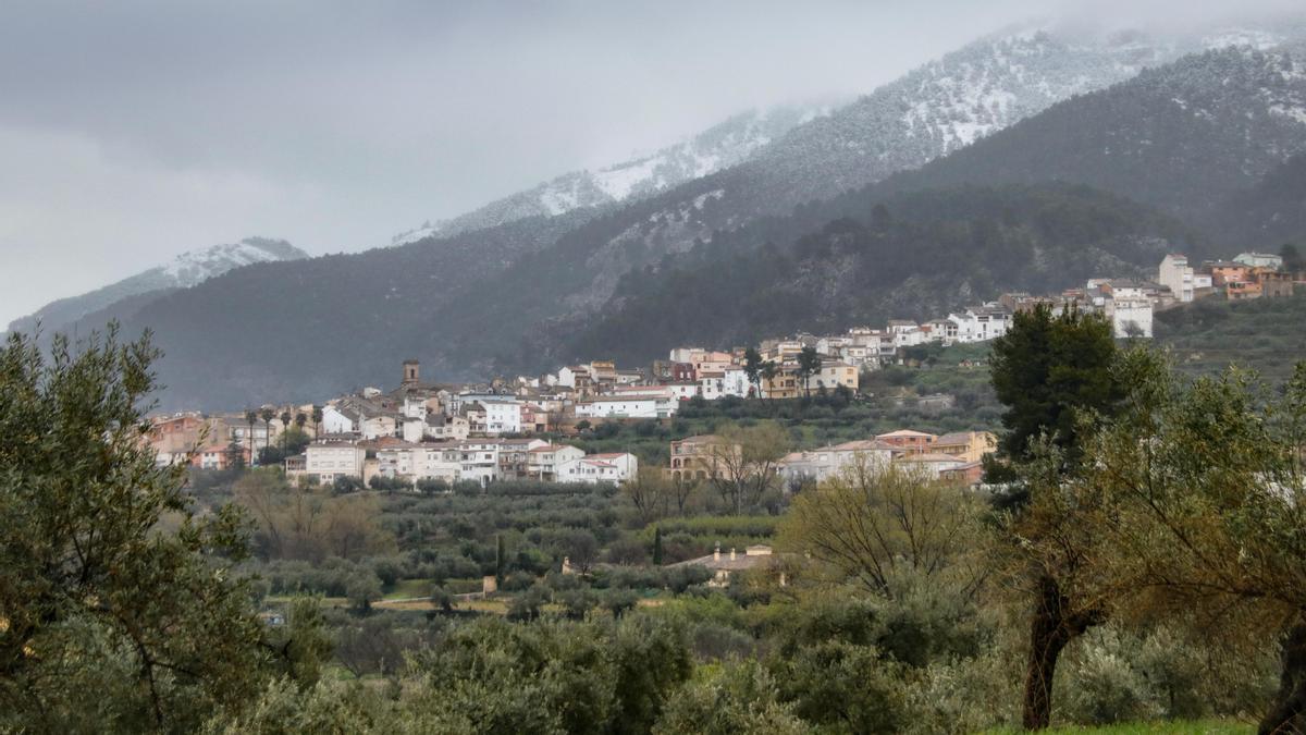 Alcoy amanece rodeada de nieve