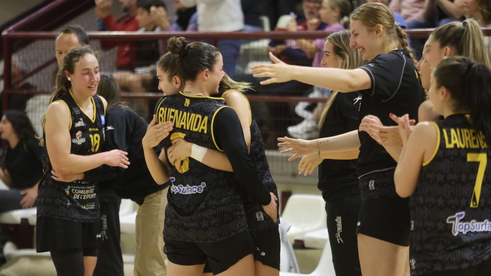 Las mejores imágenes de la celebración del triunfo de la Cordà de Paterna que da acceso al playoff de ascenso