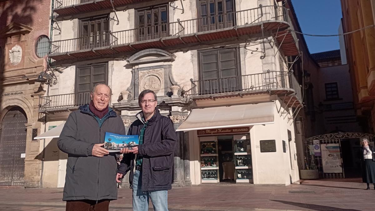 Antonio Lara Villodres y Jesús Moreno Guerrero, con su libro documental sobre la Diputación. Antonio Lara Villodres y Jesús Moreno Guerrero, con su libro documental sobre la Diputación.