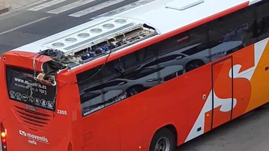 La nova parada de taxis de Calonge provoca danys en els autobusos