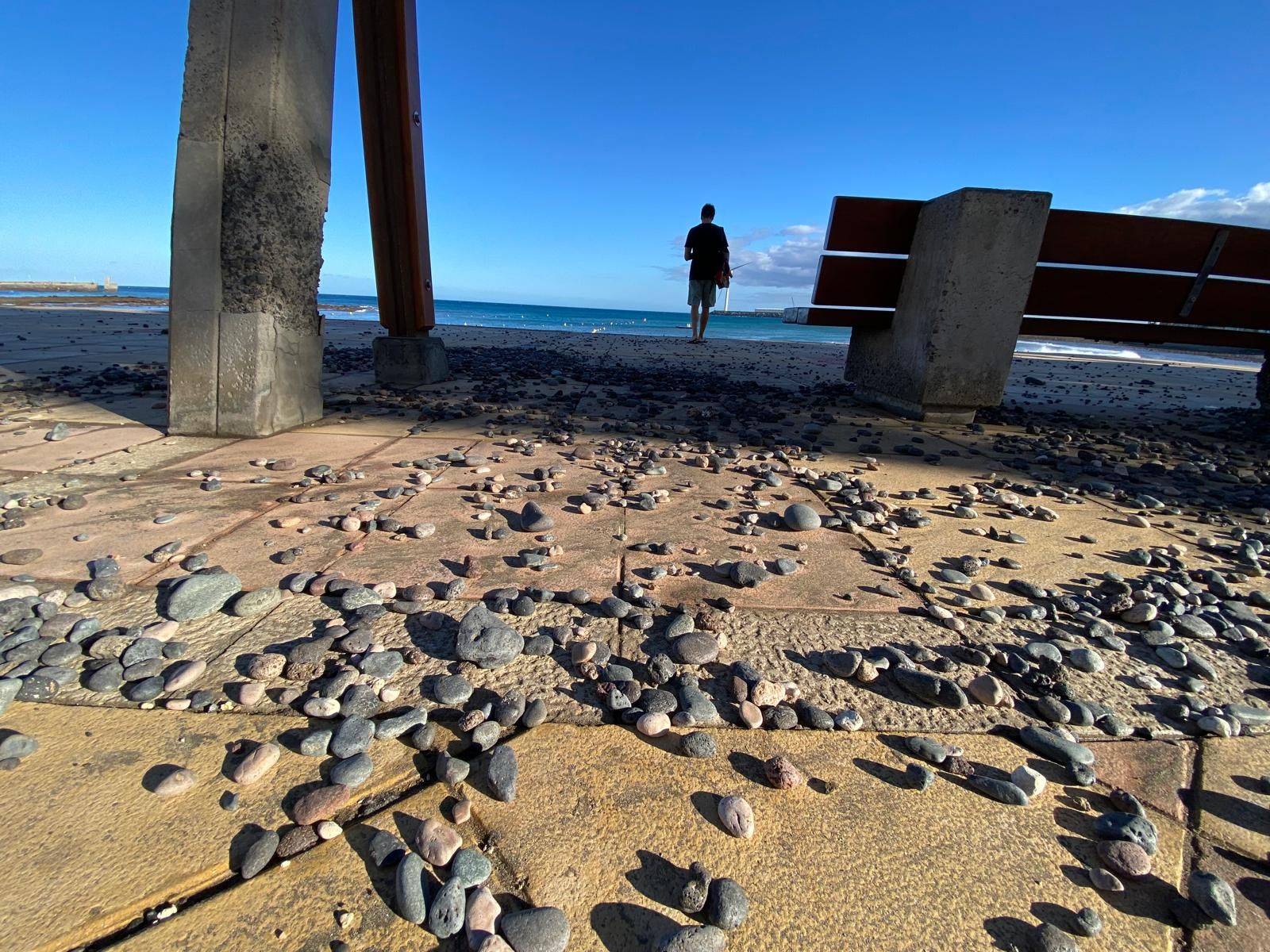 Las piedras llenan el paseo marítimo de playa de Arinaga por las mareas vivas