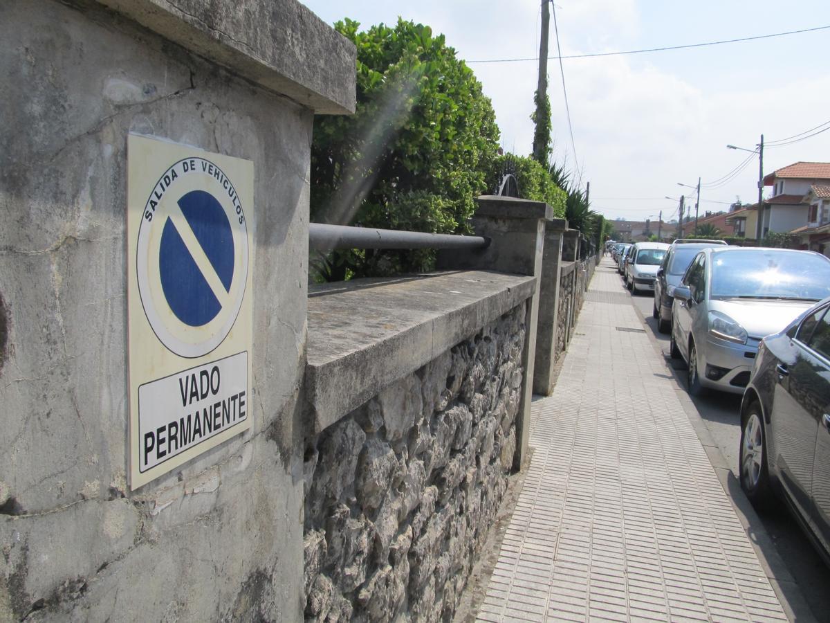 Una de las placas de vado sin validez, en la calle Dionisio Ruisánchez, en la zona de la playa de Ribadesella