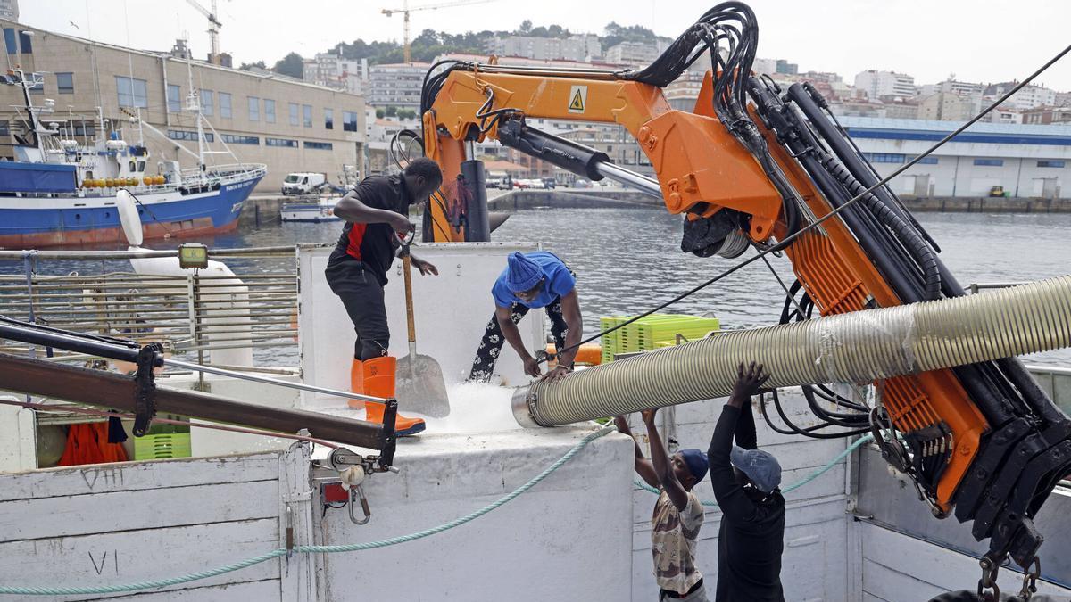 Carga de hielo en un barco vigués.