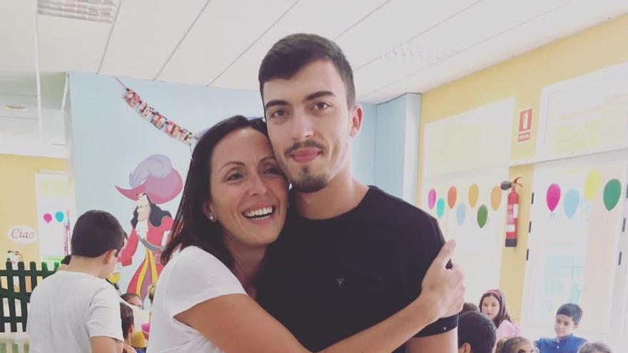 Natalia González abraza a su hijo Ale, fallecido en 2019