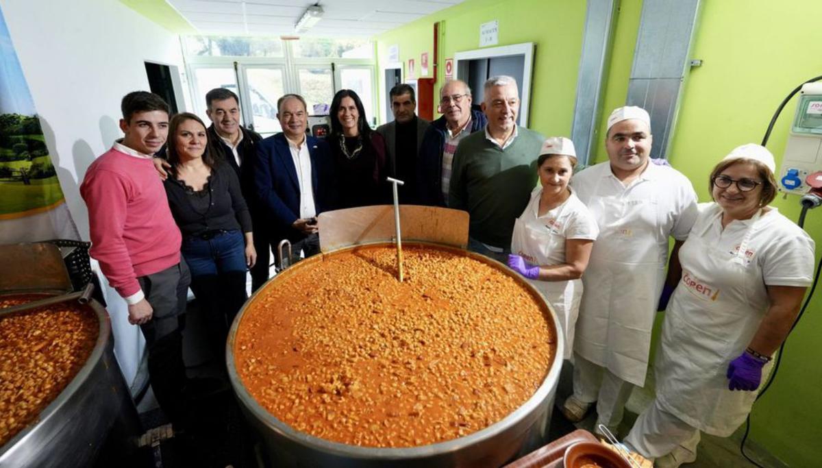 Foto de familia con los cocineros junto al pote de callos. |  Bernabé