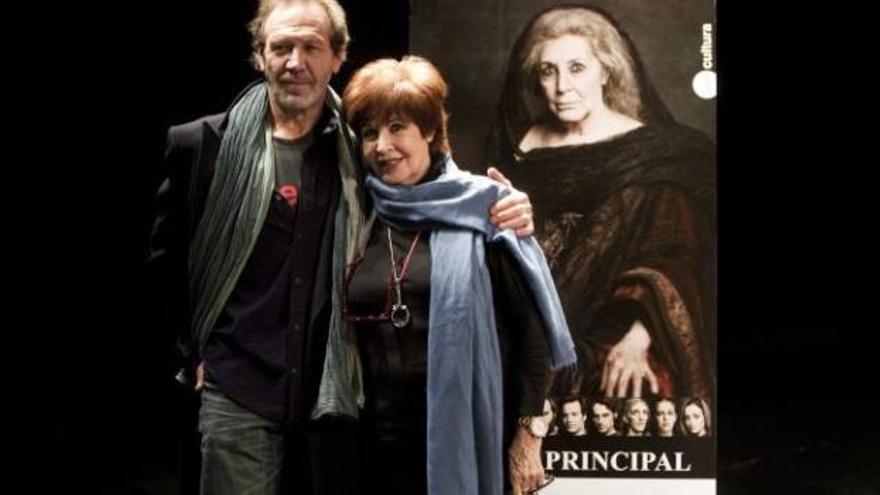 Concha Velasco y el actor valenciano Juan Gea, ayer, en el escenario del Principal, junto al cartel de «Hécuba».