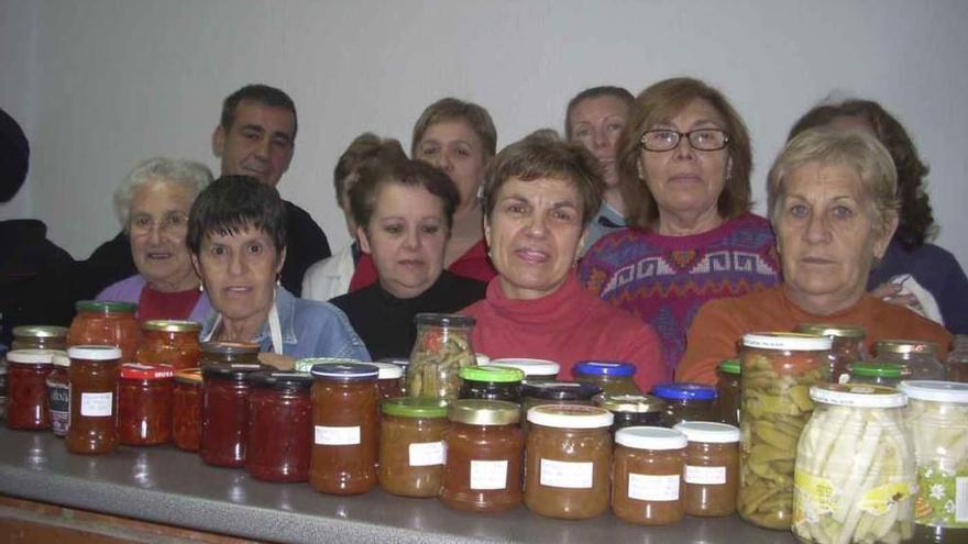 Un grupo de vecinos de Jambrina durante una actividad gastronómica.