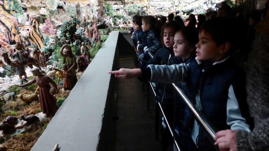 Escolares en una visita al belén del asilo de la Pola.