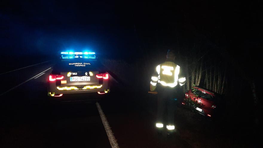Muere una mujer de 79 años al colisionar su coche contra un árbol en Xermade