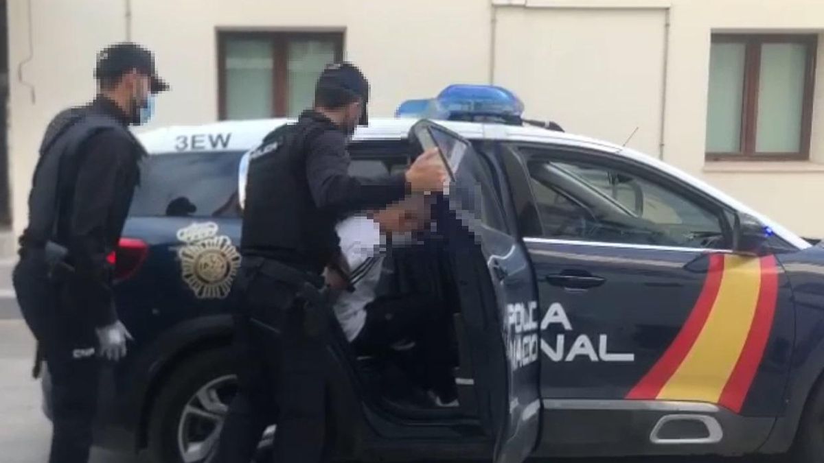 Los agentes introducen al detenido en un radiopatrulla.