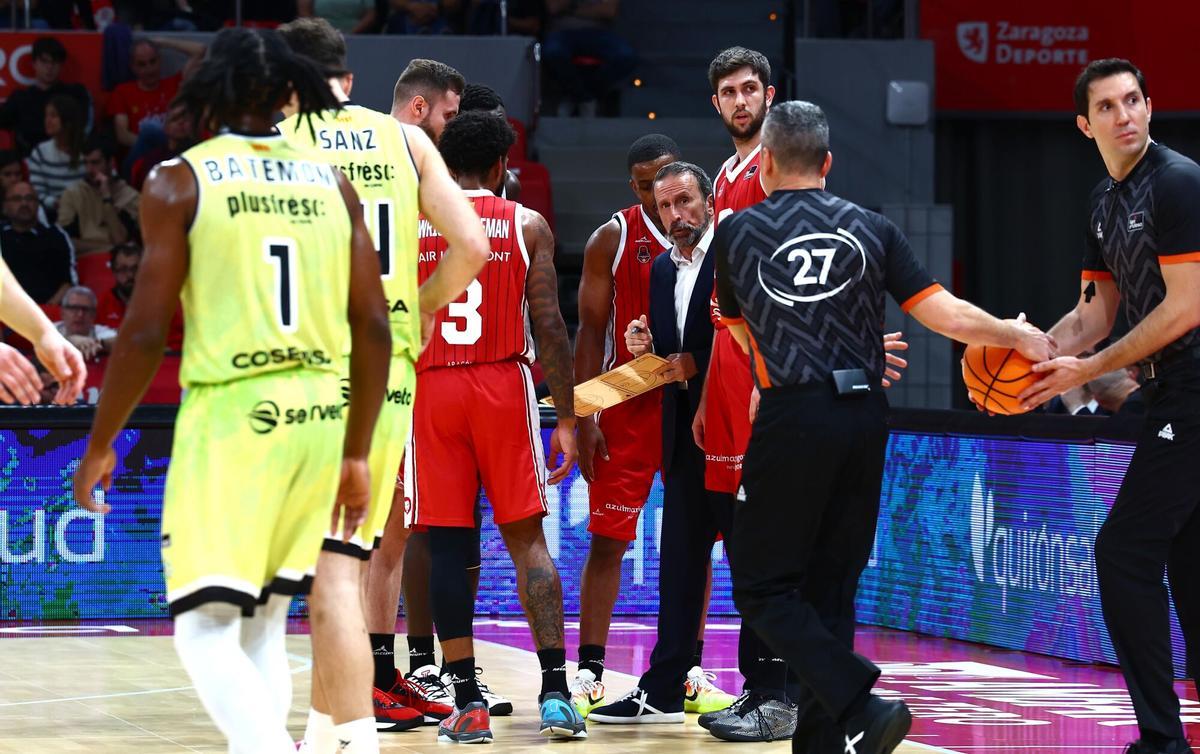 Joan Plaza da instrucciones en el último partido contra el Hiopos Lleida.