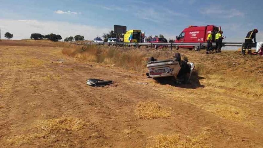 El vehículo, volcado en una tierra de cultivo tras salirse de la carretera.