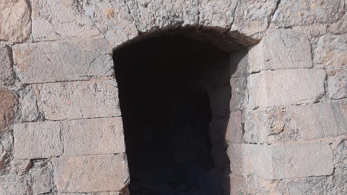 Uno de los accesos al castillo tras sustraer la puerta de hierro que impedía el acceso a su interior.