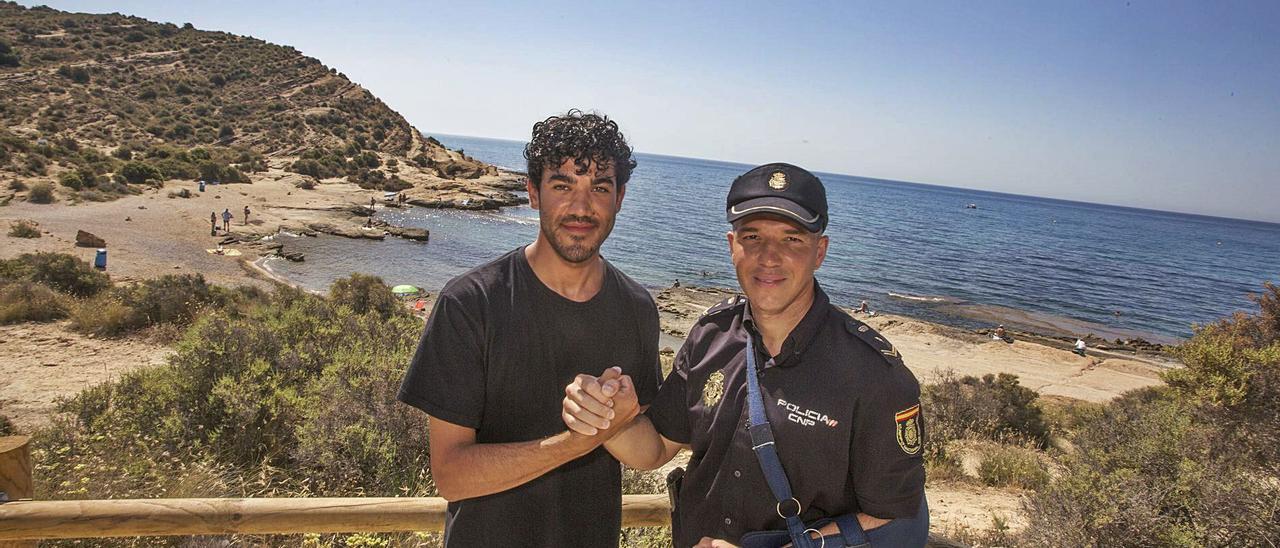 El erasmus Ekrem y el policía nacional Jorge Juan Baeza en la cala del Cabo de las Huertas donde se produjo el rescate. | PILAR CORTÉS