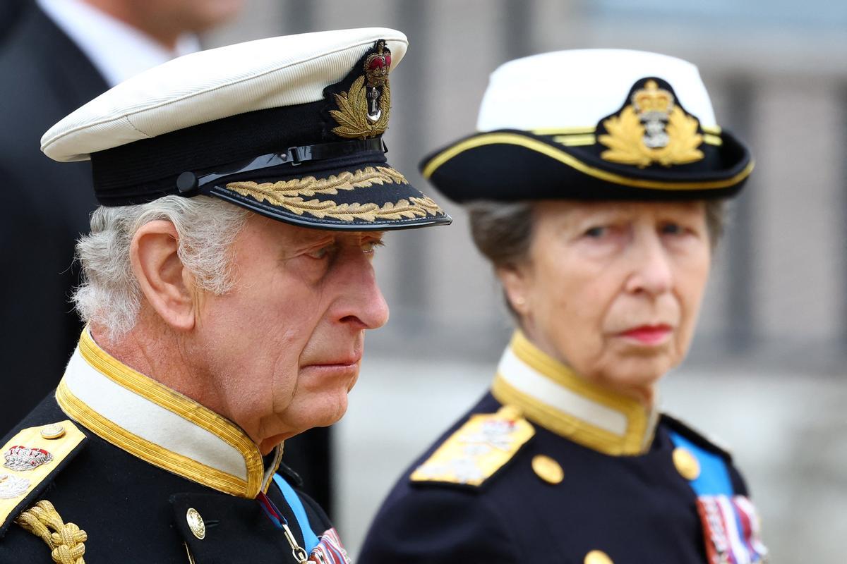 El rey Carlos III del Reino Unido y la princesa Ana, a su llegada al funeral.