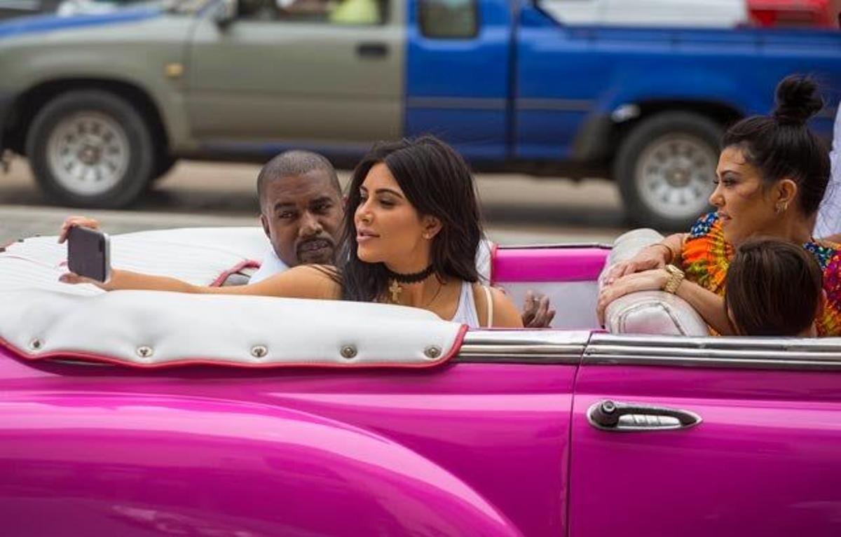 Kim Kardashian, Kanye West y Kourtney Kardashian hacen turismo por La Habana en un descapotable fucsia