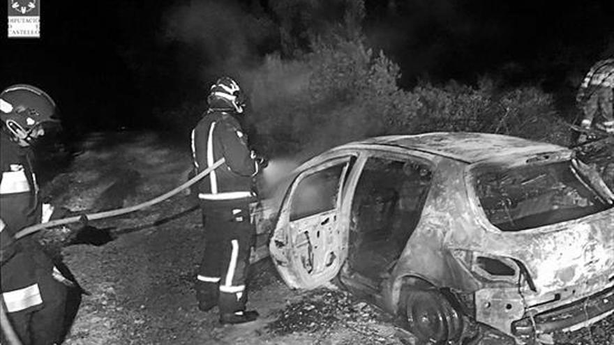 PEQUEÑO FUEGO EN LA POBLA AL ARDER UN AUTOMÓVIL