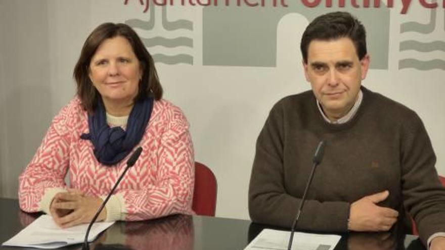 La concejal Sayo Gandia y José Antonio Martínez, ayer en Ontinyent