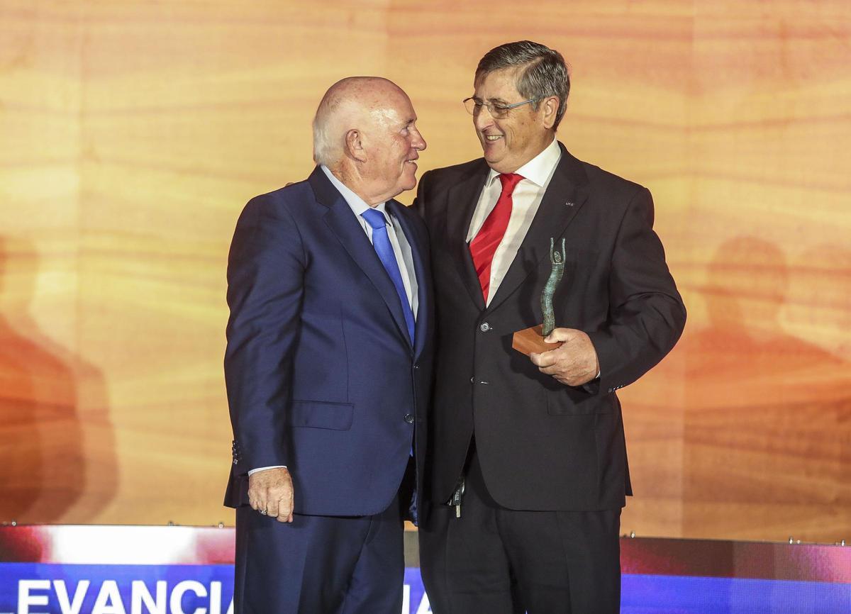 Pérez entrega el premio al exrector Jesús Pastor.
