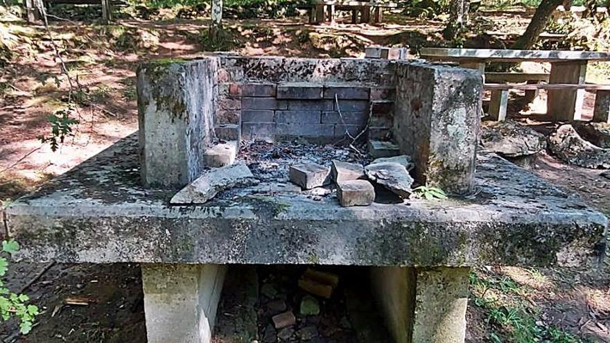 Una de las parrillas del área recreativa de O Abeseiro, con elementos destrozados.