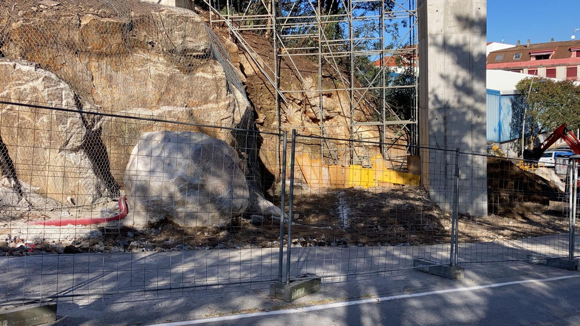 Rocas que los operarios se encargan de retirar.