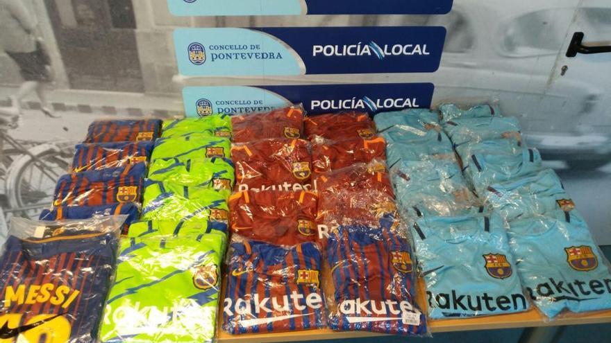 La policía retira del mercadillo de las fiestas más de 1.260 prendas falsificadas con un valor que supera los 20.000 euros