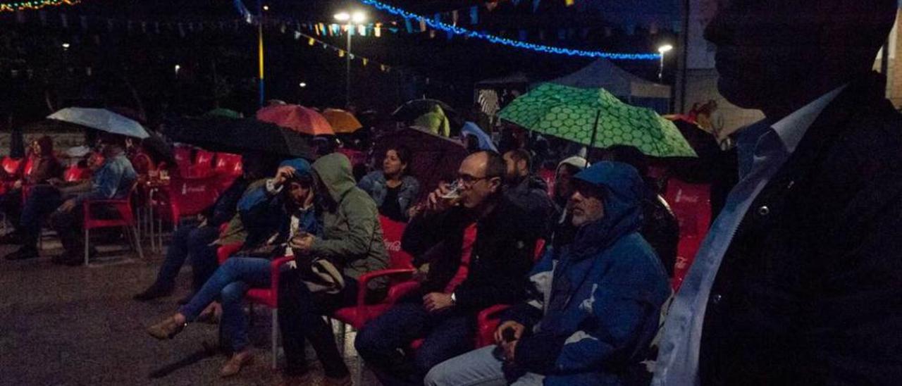 El público, pertrechado contra la lluvia, durante la sesión.