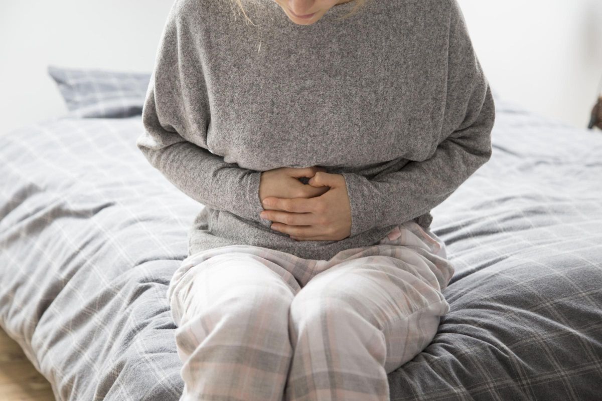 La apendicectomía laparoscópica es una cirugía mínimamente invasiva en la que se extrae el apéndice a través de tres pequeñas incisiones en el abdomen.