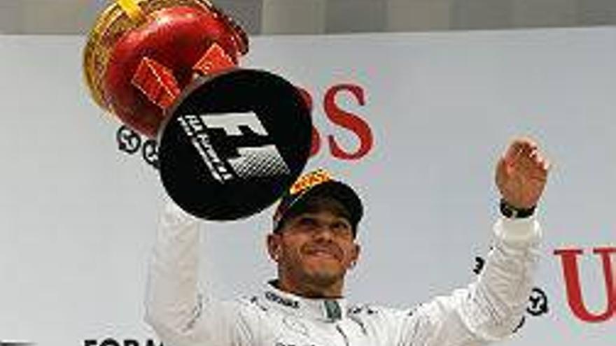 Nueva exhibición de Hamilton, Rosberg y Mercedes en China