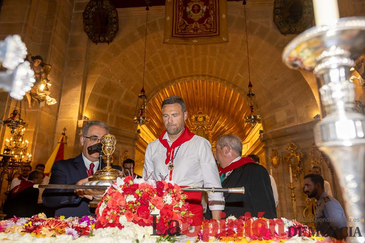 Bandeja de flores y ritual de la bendición del vino en las Fiestas de Caravaca