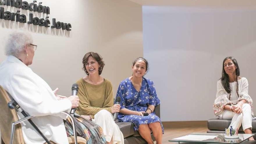 Amparo Pereiro, María Franco, Adriana Noronha y Felipa Jove, ayer, en la presentación del proyecto, en A Coruña.