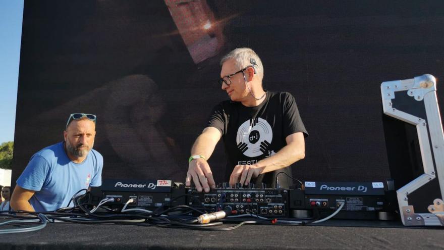 El DJ inclusivo busca las piezas de su set en A Coruña